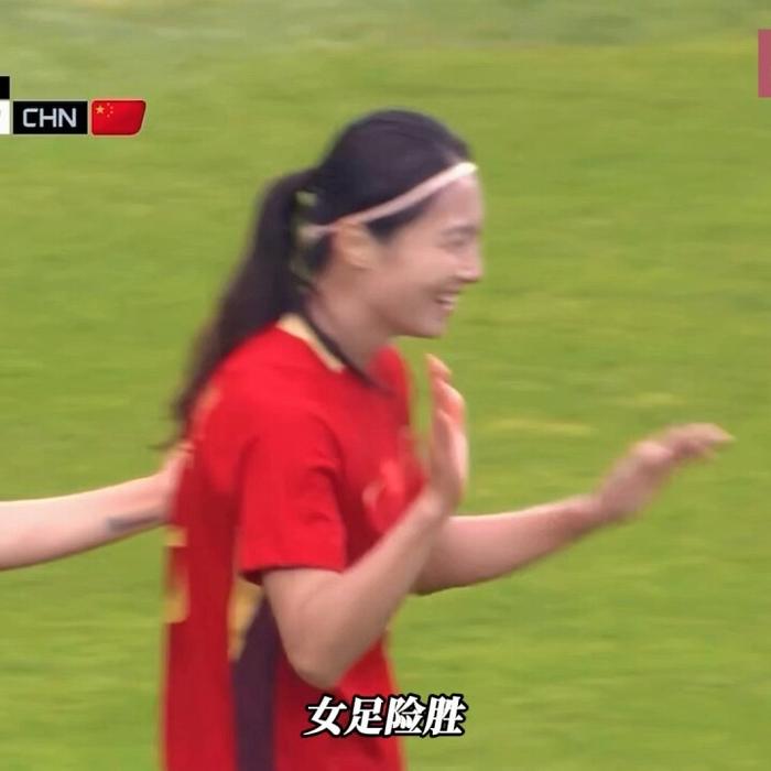 女足赛场上演绝杀一幕，球迷沸腾欢呼