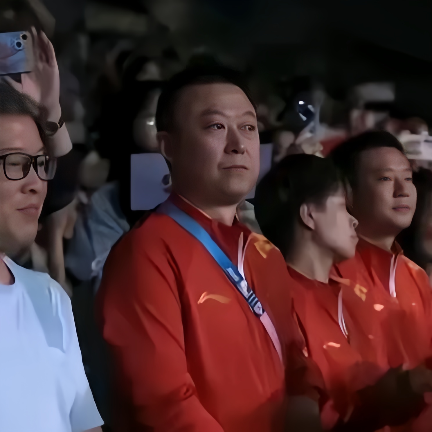 关于赛场竞争激烈，球员奋发拼搏争夺冠军的信息