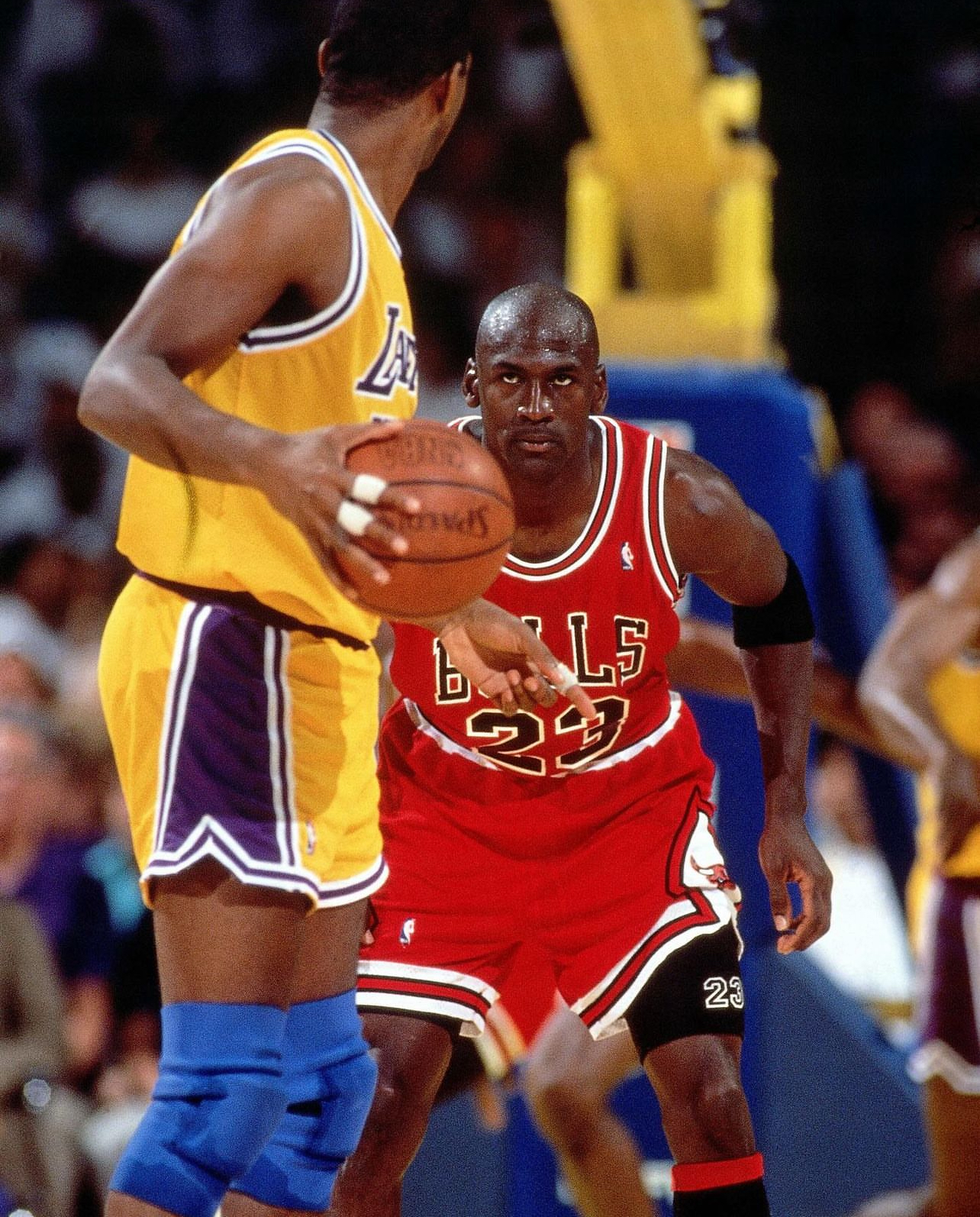 包含公牛主场取得胜利，欲挑战东部强队地位的词条