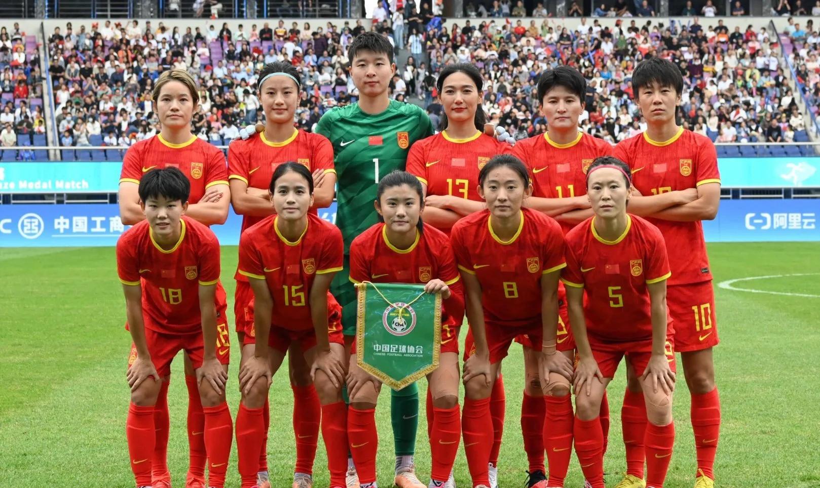 比利时女足队在友谊赛中展现团队合作