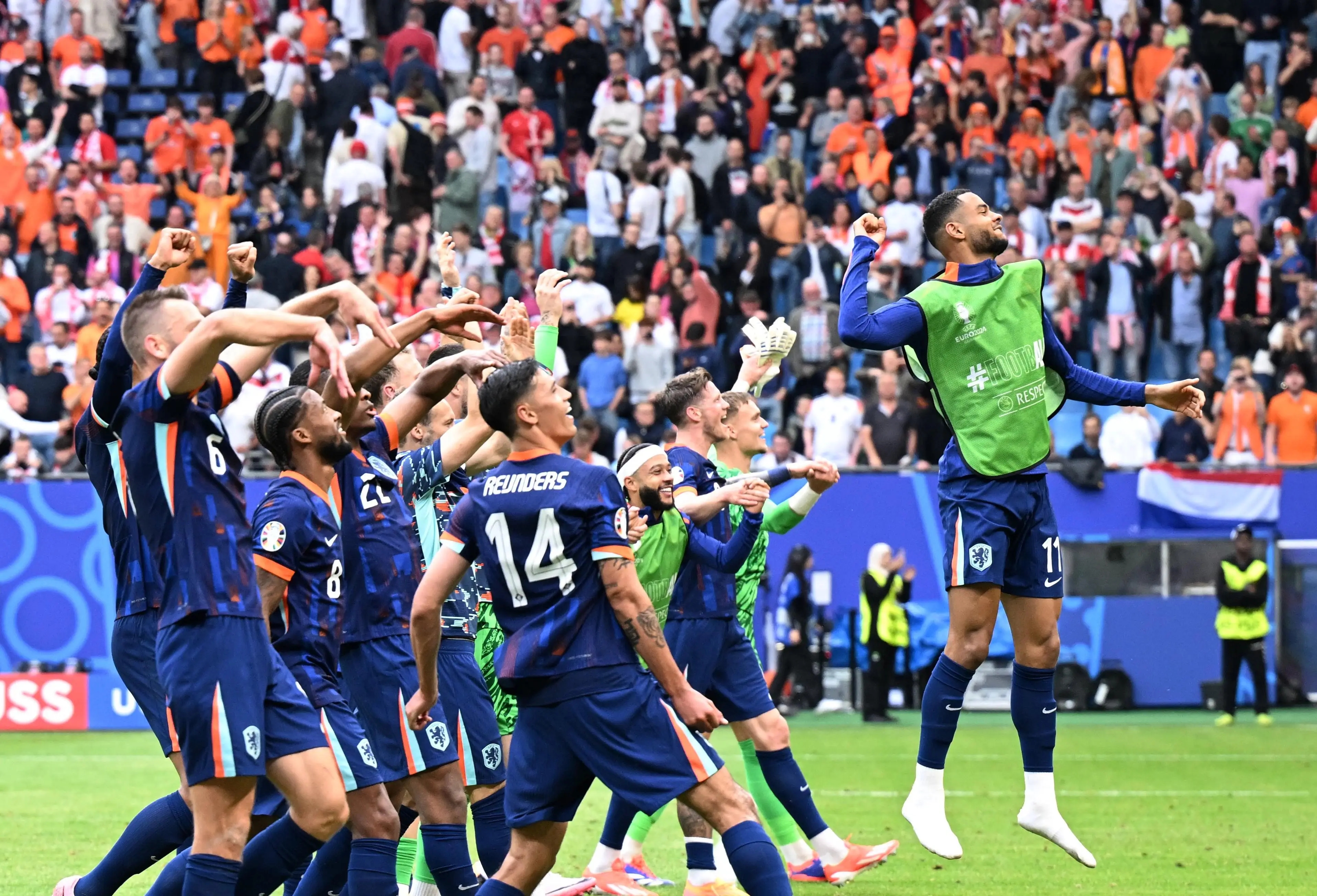 足球联赛中球员实力较量，让球迷沉迷其中的简单介绍