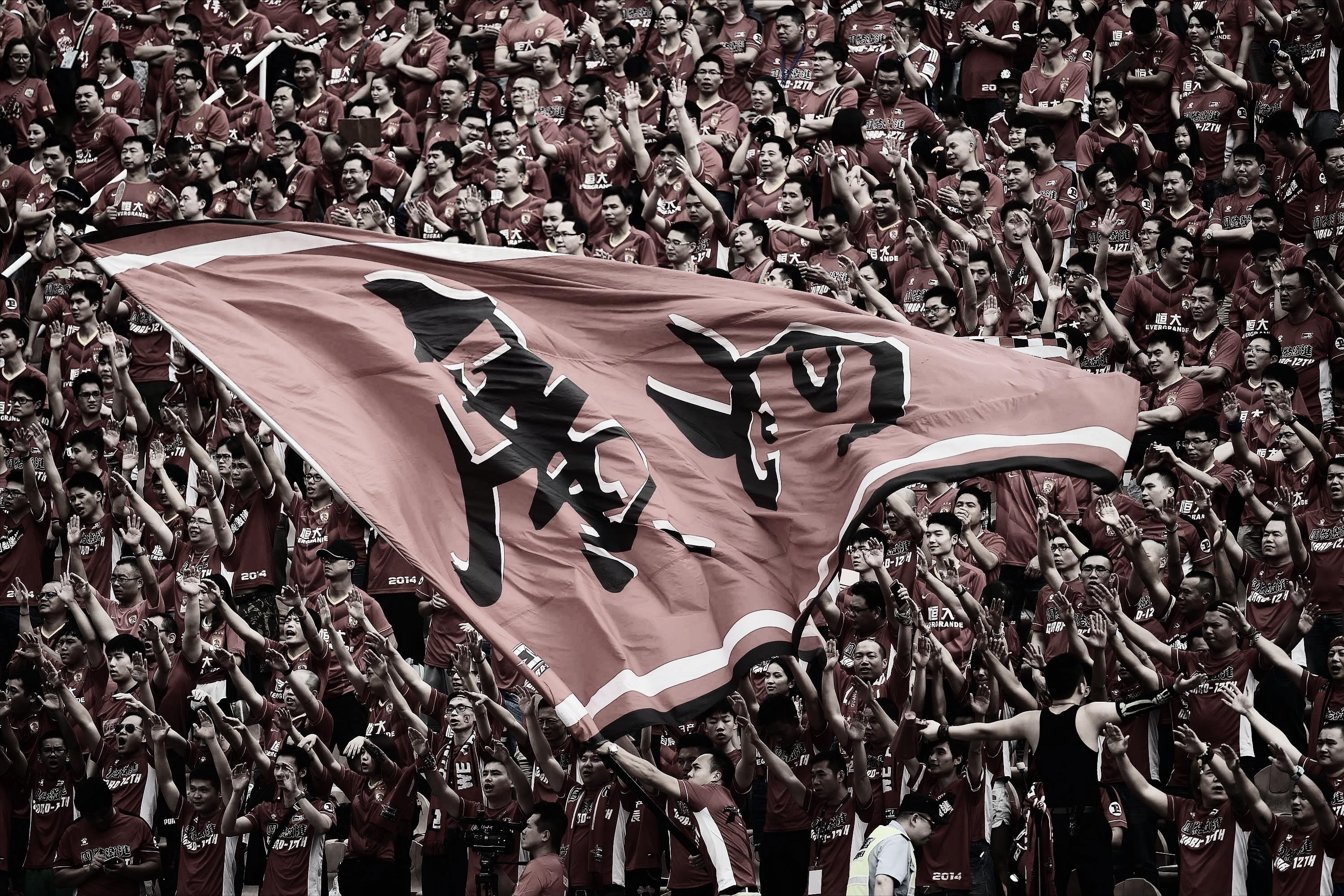 新赛季中国足球联赛开启，球迷热情高涨的简单介绍