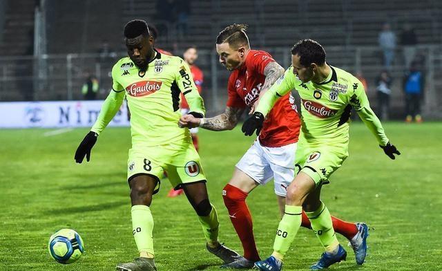 包含圣埃蒂安大胜南特,继续领跑积分榜的词条 包含圣埃蒂安大胜南特,继续领跑积分榜的词条